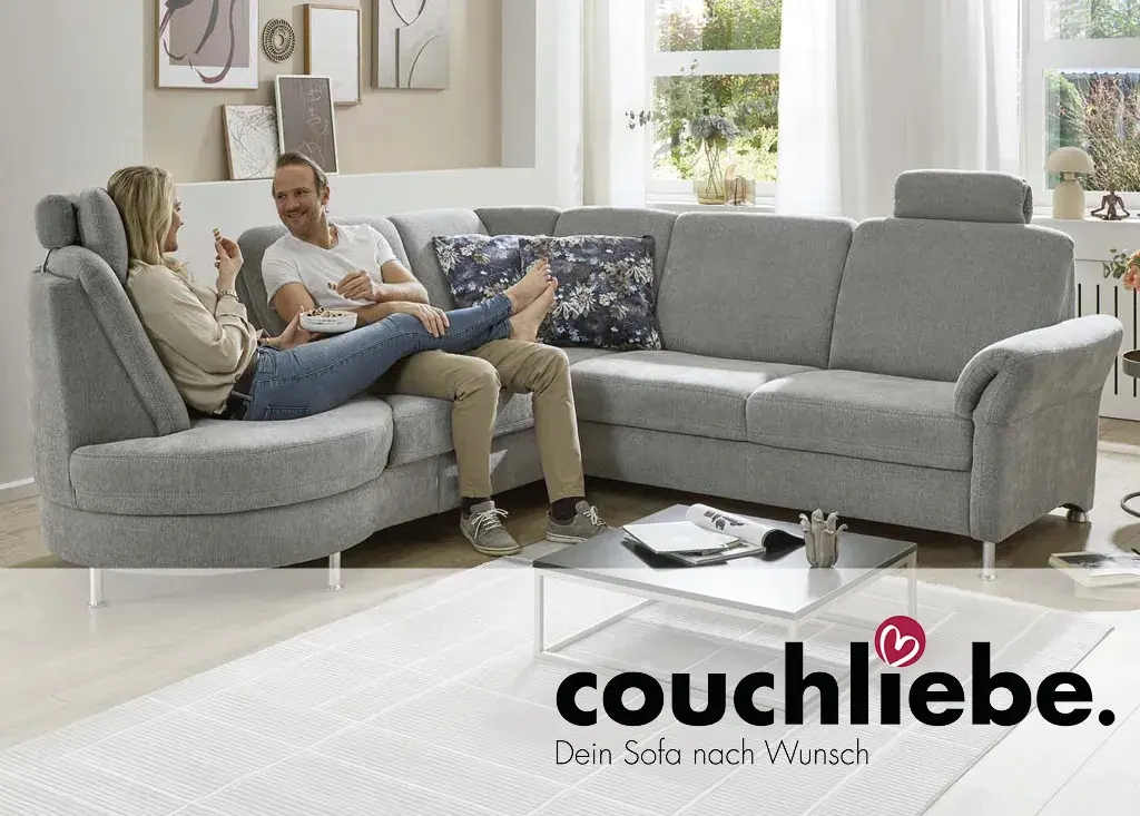 Paar entspannt auf einer großen Polstergarnitur mit verstellbaren Rückenlehnen. Das Sofa von couchliebe bietet hohen Sitzkomfort, flexible Gestaltung und modernes Wohndesign.